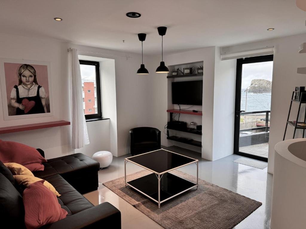 Sea Breeze Boutique House — sala com vista mar