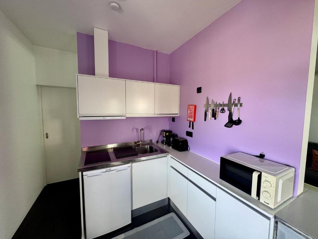 King Studio — kitchenette roxa