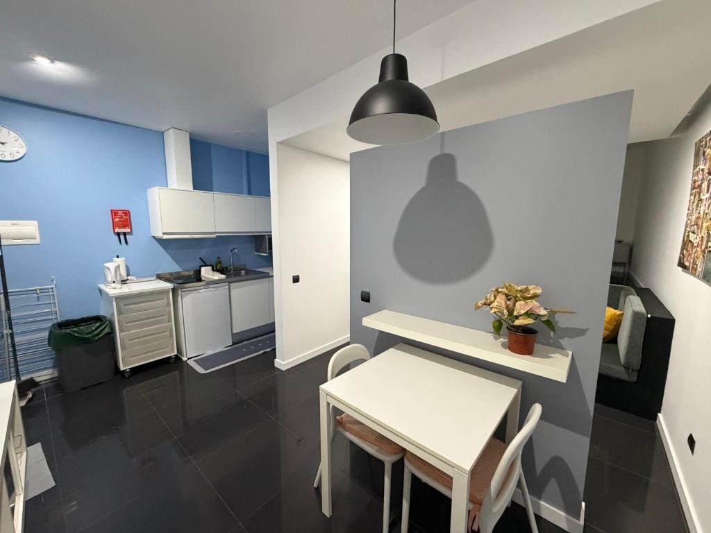 Studio — zona de refeições e kitchenette
