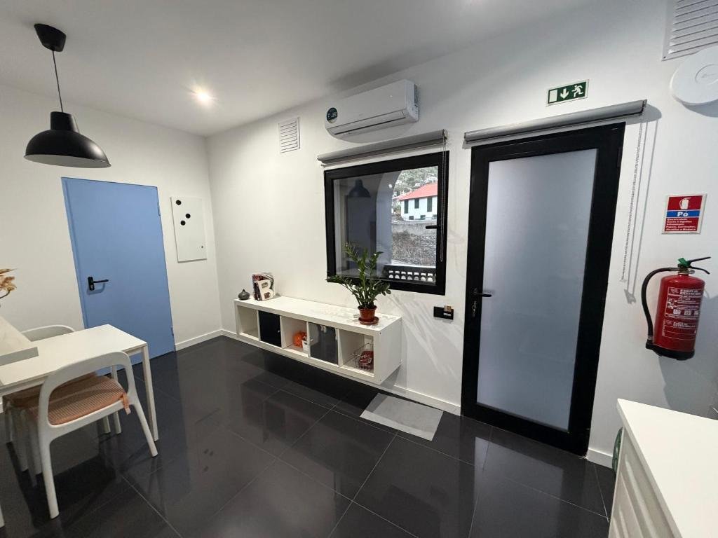 Studio — entrada, janela e ar condicionado